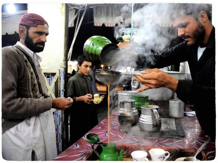 پیغام کو آگے بڑھاتے ہوئے بابا جی کہتے ہیں کہ آپ ہندوستان میں کسی بھی چائے کے کھوکھے پر چلے جائیں۔ وہاں چائے تیار کرنے والا جو روزانہ بمشکل سو ڈیڑھ سو کپ چائے ہی تیار کرتا ہوگا، آپ کو بلاجھجھک بتائے گا کہ وزیر اعظم کو ملک کس طرح چلانا چاہئے؟ اس کے علاوہ زندگی کا کوئی بھی شعبہ ہو، اس پر بحث کرنا اس کے لئے مشکل نہیں ہوگا، یہاں تک کہ کرکٹ کے کھیل پر تبصرہ فرماتے ہوئے چائے والا کہے گا کہ ٹنڈولکر اچھا نہیں کھیلتا، اسے دھیرج رکھ کر کھیلنا چاہئے۔ اگر وہ تھوڑا اور ٹیکنکل انداز سے بیٹنگ شروع کرے، تو زیادہ مقبولیت حاصل کرسکے گا۔ مذکورہ چائے والے کے پاس اپنے تمام کسٹمرز کو نصیحت کرنے اور سب کی زندگی سنوارنے کا کوئی نہ کوئی طریقہ ضرور ہوگا۔ اس کے پاس اگر کوئی گُر نہیں ہے، تو صرف یہ کہ وہ اچھی چائے بنانا نہیں جانتا۔