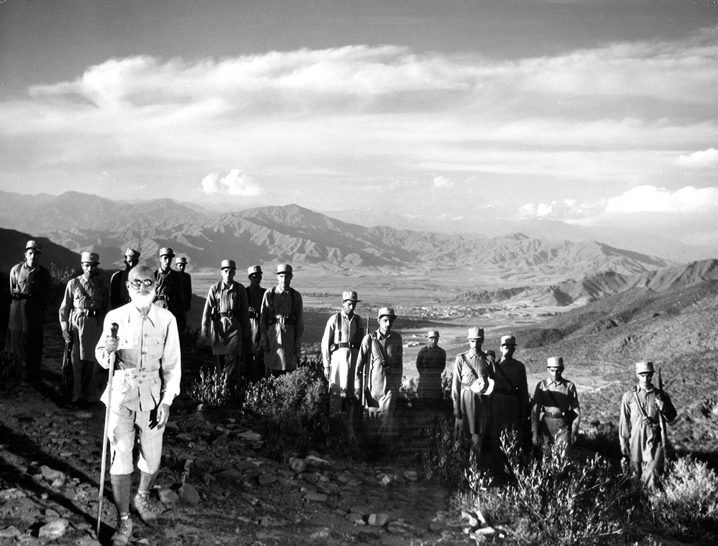 جدید ریاست سوات کے بانی میاں گل عبدالودو المعروف باچا صیب، ریاست سوات کے فوجیوں کے ساتھ کھڑے ہیں