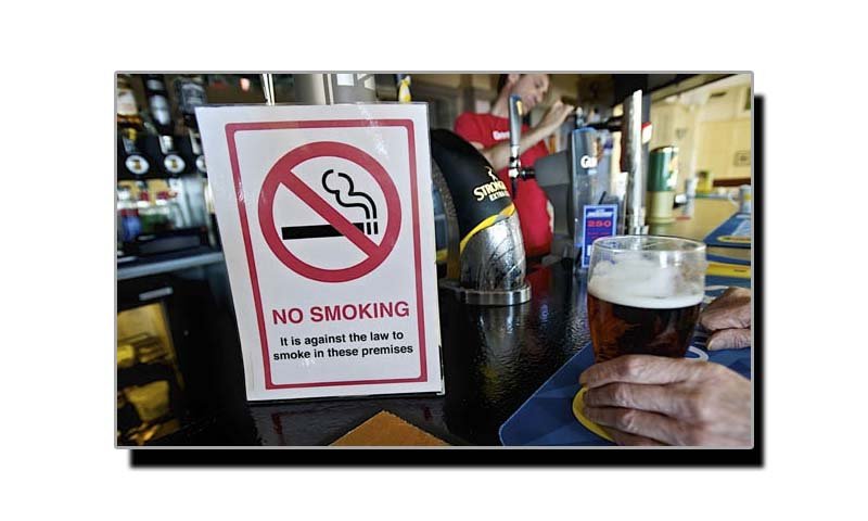 1 جون، انگلینڈ میں عوامی مقامات پر تمباکو نوشی پر پابندی عائد